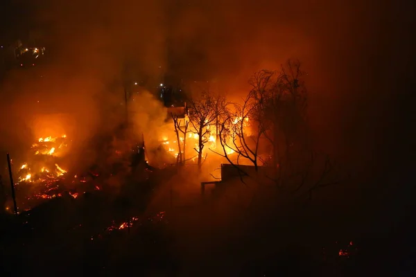 Burning stary opuszczony dom w mieście o zmierzchu — Zdjęcie stockowe