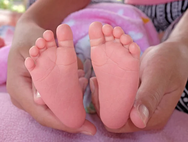 Baby Fuß in der Hand Mutter — Stockfoto
