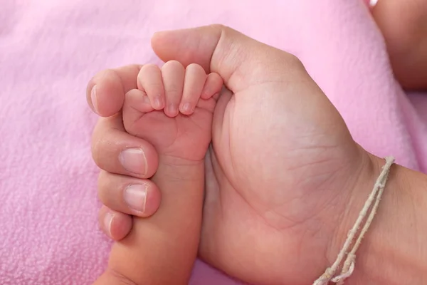 Семья вместе. mother holding child 's hand — стоковое фото