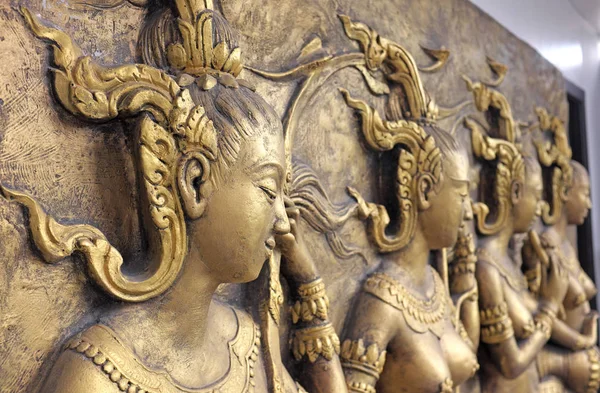 Cultura nativa Escultura tailandesa en la pared del templo —  Fotos de Stock