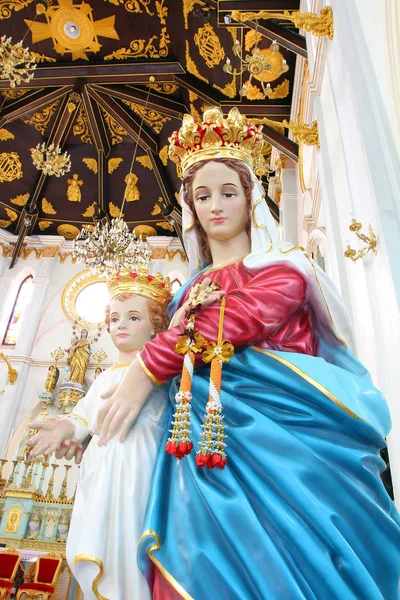 Standbeelden van Heilige vrouwen in de rooms-katholieke kerk. — Stockfoto