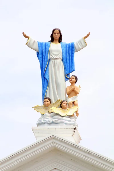 Patung-patung Wanita Kudus dalam Gereja Katolik Roma . — Stok Foto
