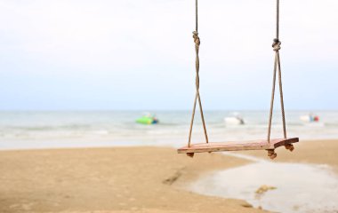 Yalnızlık sahilde salıncak