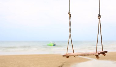 Yalnızlık sahilde salıncak