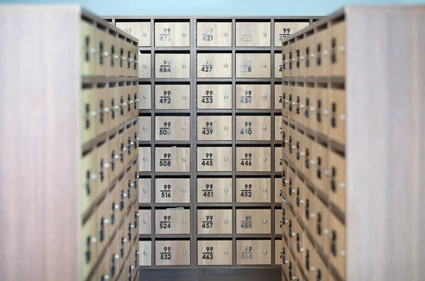 Mřížka seřazené pole sloupců řádky poštovní schránky dřevěné bezpečnostní úložiště podatelna. — Stock fotografie