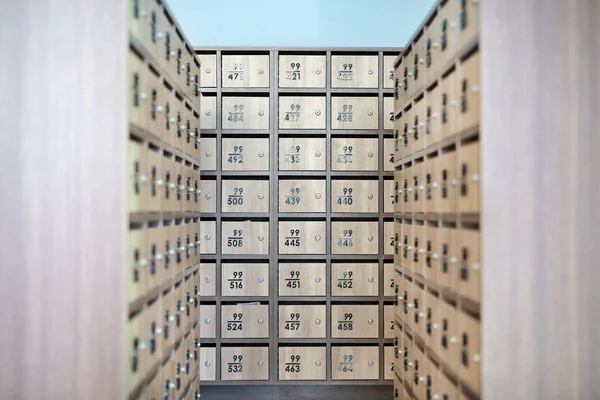 Cuadrícula Ordenada Array Columnas Filas Buzones Caja de seguridad de madera Almacenamiento Sala de correo . —  Fotos de Stock
