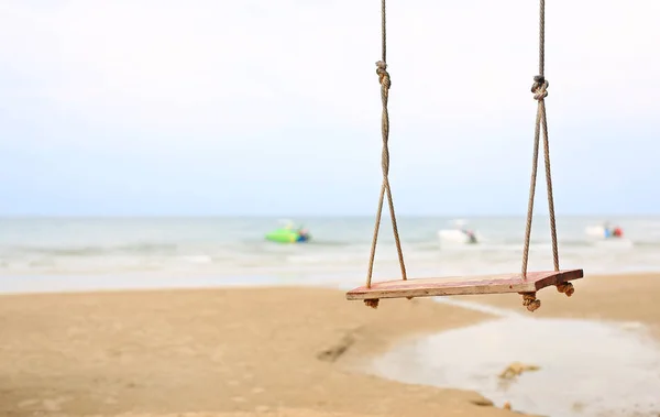 Гойдалки на пляжі, почуття самотності — стокове фото