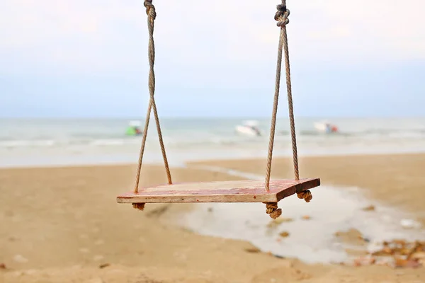 Lonely Swing på stranden — Stockfoto