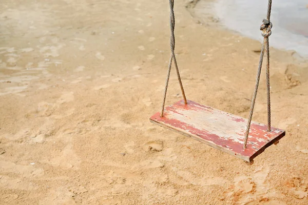 Гойдалки на пляжі, почуття самотності — стокове фото