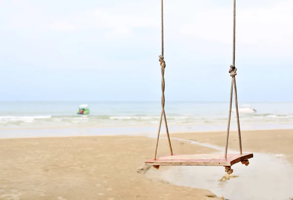 Самотнє гойдання на пляжі — стокове фото