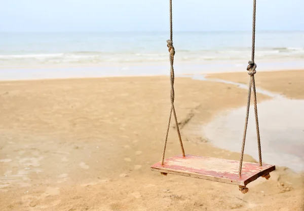 Yalnızlık sahilde salıncak — Stok fotoğraf