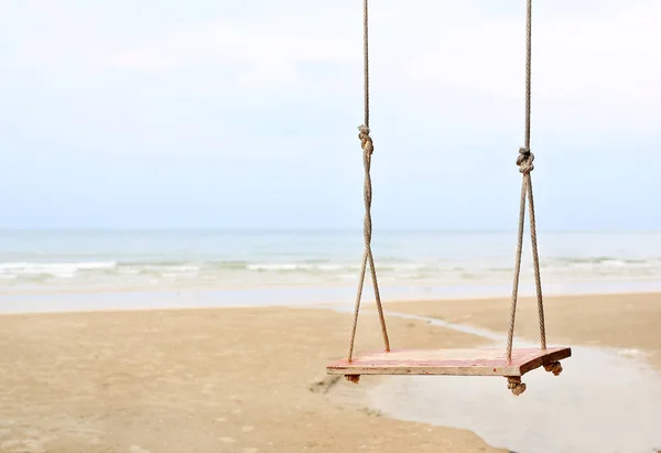 Самотнє гойдання на пляжі — стокове фото