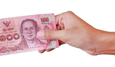 Beyaz arka plan üzerinde yüz banyo Tay para veren el.