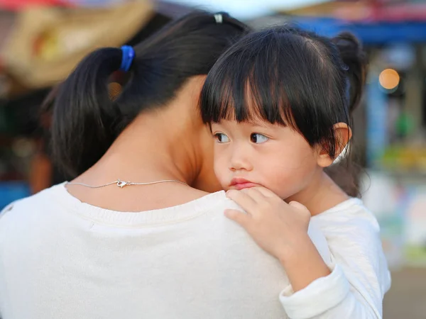 Ibu dan anak berpelukan, Gadis kecil yang cantik memeluk ibunya — Stok Foto