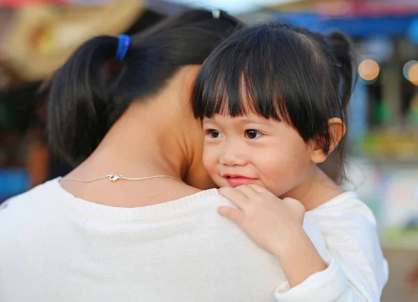 Madre e hija abrazándose, hermosa niña abrazando a su madre —  Fotos de Stock