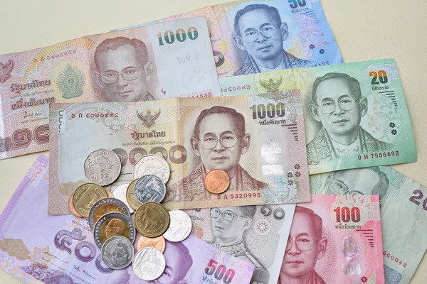 泰国纸币和硬币上奶油皮革背景 — 图库照片