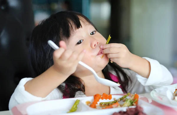 Niedlich asiatische Kind Mädchen Alter über 2 Jahre alt essen Reis durch selbst — Stockfoto