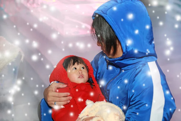 Father and daugther in winter clothing hugging — Stock Photo, Image