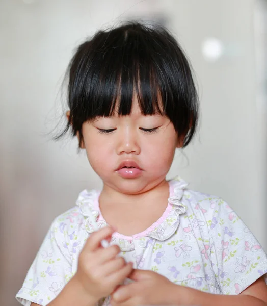 Närbild av liten flicka konsumtionsmjölk med halm — Stockfoto