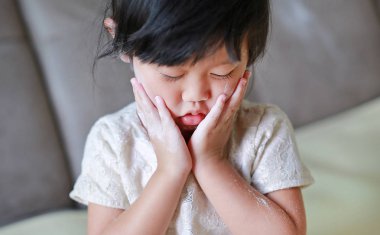 Sevimli küçük kız bebek pudrası yüzünde uygulama portresi. Pudra kavramı.