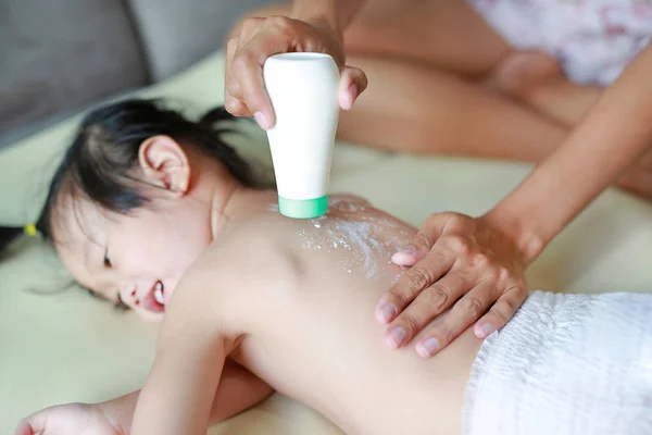 Mãe aplicando talco em pó para seu bebê após o banho . — Fotografia de Stock