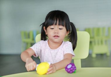 Masada çocuk kız çocuk odası yapay meyve çalış.