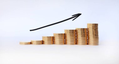 Beyaz arka plan, işletme finansı ve para kavramı üzerinde altın sikke yığını ok işaret yukarıya ile büyüyen.
