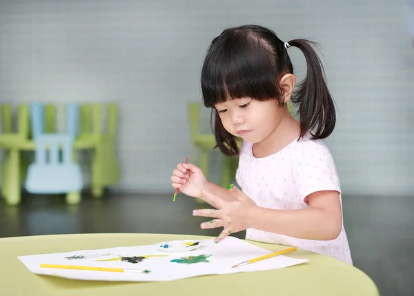 Enfant fille peinture avec pinceau et aquarelle. Concept d'activités pour enfants . — Photo