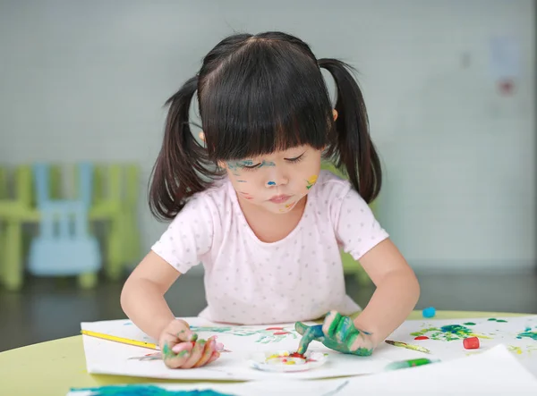 Enfant fille peinture avec pinceau et aquarelle. Concept d'activités pour enfants . — Photo