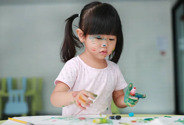 Enfant fille peinture avec pinceau et aquarelle. Concept d'activités pour enfants . — Photo