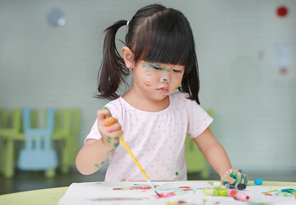 Mädchen malen mit Pinsel und Aquarell. Konzept für Kinderaktivitäten. — Stockfoto