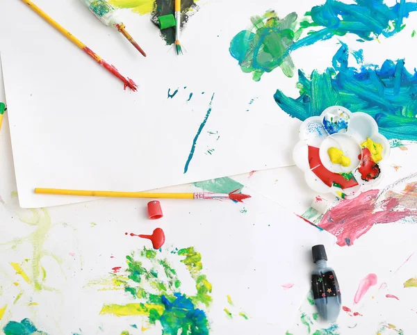 Háttér festménye ecset és a víz színek a papír. Gyerek tevékenységek koncepció. — Stock Fotó