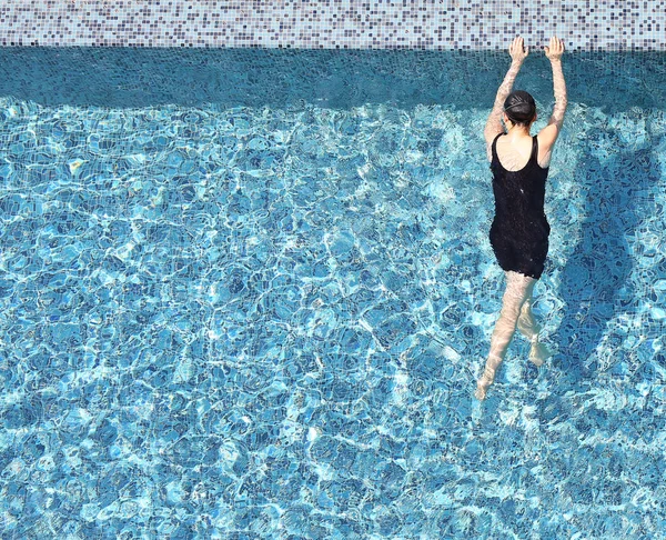 Flicka avkopplande i poolen med kopia utrymme. — Stockfoto