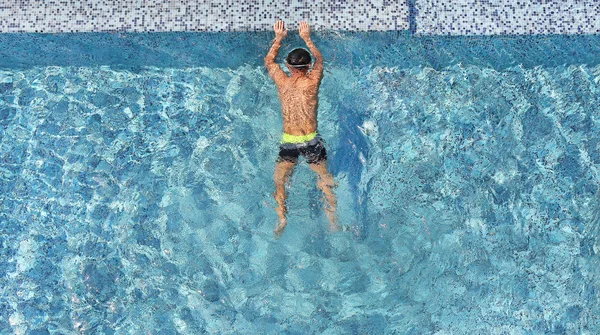 Vista superior joven relajante en la piscina con espacio para copiar — Foto de Stock