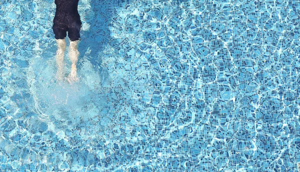 Menina relaxante na piscina com espaço de cópia . — Fotografia de Stock