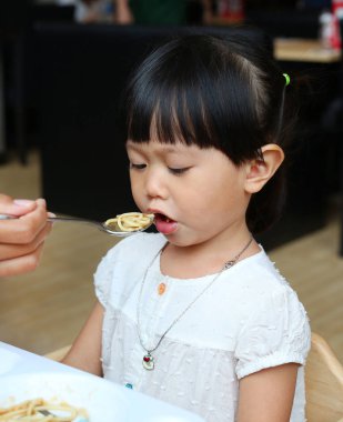 Annem spagetti kaşık çocuğunu için besleme..