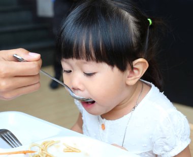 Annem spagetti kaşık çocuğunu için besleme..