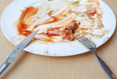 Bıçak ve çatal ile yemiş sonra biftek kirli bulaşık.