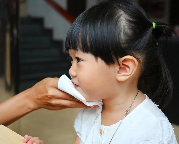 Ibu menyeka mulut bayi dengan tisu . — Stok Foto