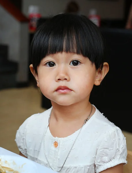 Retrato de menina bonito olhando direto para a câmera . — Fotografia de Stock