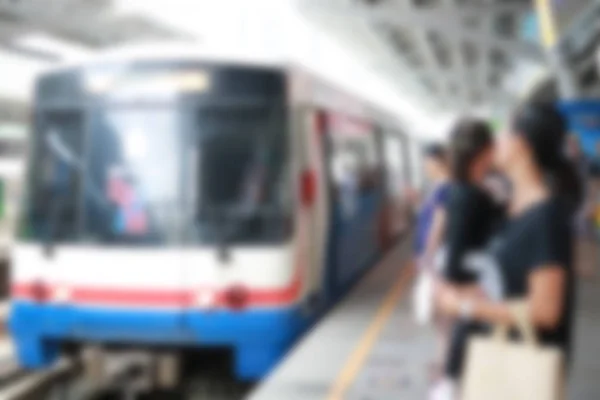 Suddig till tågstationen, suddig Bts skytrain i Bangkok, Thailand — Stockfoto