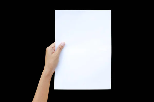 Kobieta ręka trzyma arkusz papieru na białym na czarnym tle. — Zdjęcie stockowe