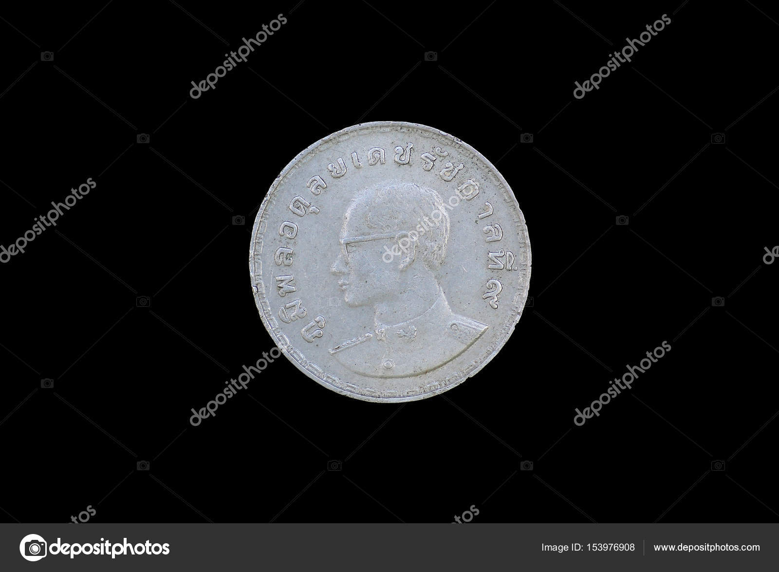 旧硬币的泰国孤立在黑色背景上，泰国国王普密蓬· 阿杜德所示泰国硬币. ——图库图片© civic_dm@hotmail.com #153976908