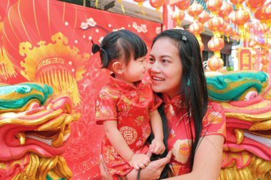 Asyalı kadın gülümseme ve kızı geleneği içinde Çince elbise, Çin yeni yılı.