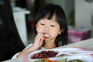 Şirin Asyalı çocuk Kız Yaşı yaklaşık 2 yaşında öz tarafından pirinç yeme