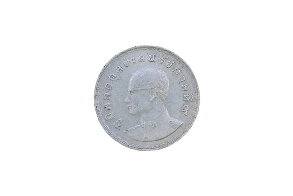 Moeda velha da Tailândia isolado no fundo branco, Rei Bhumibol Adulyadej da Tailândia representado na moeda tailandesa . — Fotografia de Stock