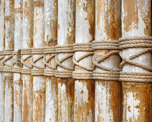 Painel de bambu com uma corda amarrada . — Fotografia de Stock