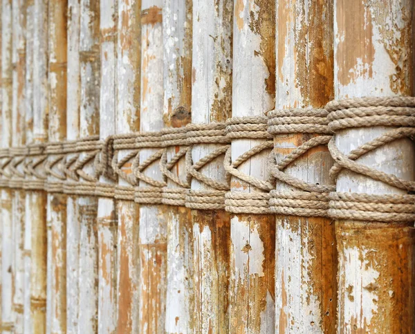 Бамбуковая панель с привязанной веревкой . — стоковое фото