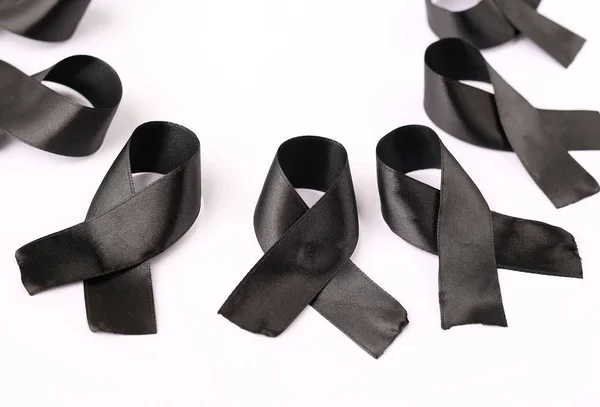 Ruban noir texture tissu noeud, Ruban symbole de sensibilisation de la campagne de commémoration ou deuil sur la mort de la personne, Priez pour la paix mondiale concept — Photo