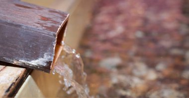 Bir Japon kaplıca (onsen, su akar)